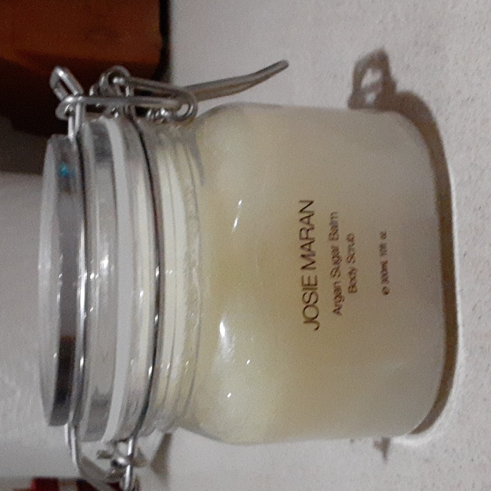 Sugar balm body scrub
